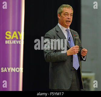 Gloucester UK. 9. November 2015. UKIP Führer Nigel Farage MEP Kampagne "Say No glauben In Großbritannien Rallye" in der Gloucester GL1 Mitte. Bildnachweis: Charlie Bryan/Alamy Live News Stockfoto