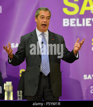 Gloucester UK. 9. November 2015. UKIP Führer Nigel Farage MEP Kampagne "Say No glauben In Großbritannien Rallye" in der Gloucester GL1 Mitte. Bildnachweis: Charlie Bryan/Alamy Live News Stockfoto