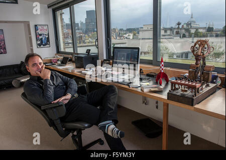 Autor Anthony Horowitz am Schreibtisch in seinem Büro zu Hause Stockfoto