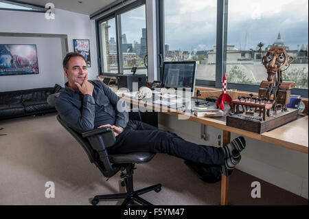 Autor Anthony Horowitz am Schreibtisch in seinem Büro zu Hause Stockfoto