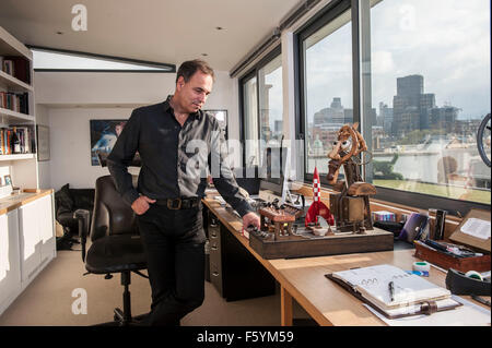 Autor Anthony Horowitz am Schreibtisch in seinem Büro zu Hause Stockfoto