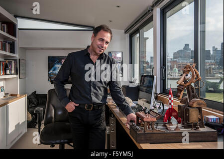 Autor Anthony Horowitz am Schreibtisch in seinem Büro zu Hause Stockfoto