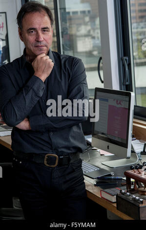 Autor Anthony Horowitz am Schreibtisch in seinem Büro zu Hause Stockfoto