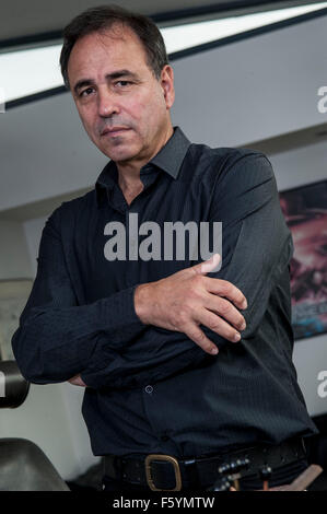 Autor Anthony Horowitz am Schreibtisch in seinem Büro zu Hause Stockfoto