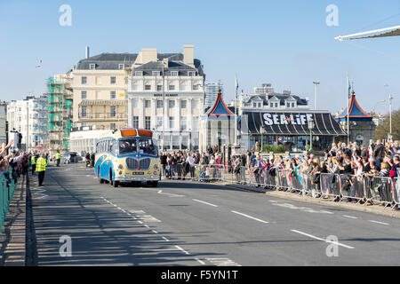 Alten Bus nähert sich der Ziellinie der London to Brighton Veteran Car Run Stockfoto