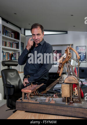 Autor Anthony Horowitz am Schreibtisch in seinem Büro zu Hause Stockfoto