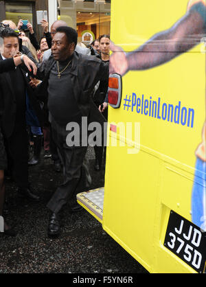 Brasilianische Fußball-Legende Pelé in der Halcyon Gallery in der New Bond Street. Die Galerie wird eine Ausstellung mit dem Titel eröffnet "Pele: Fußball, Kunst, Leben" in den kommenden Tagen Featuring: Pelé wo: London, Vereinigtes Königreich bei: 22 Sep 2015 Stockfoto