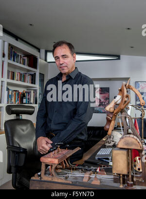 Autor Anthony Horowitz am Schreibtisch in seinem Büro zu Hause Stockfoto