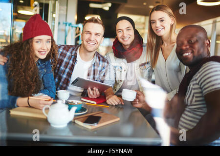 Glücklich Teenager Freunde sitzen im café Stockfoto