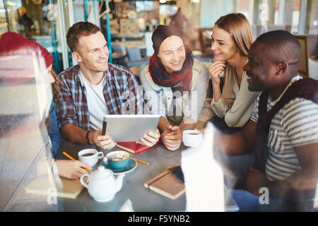 Glückliche Freunde Kommunikation im café Stockfoto