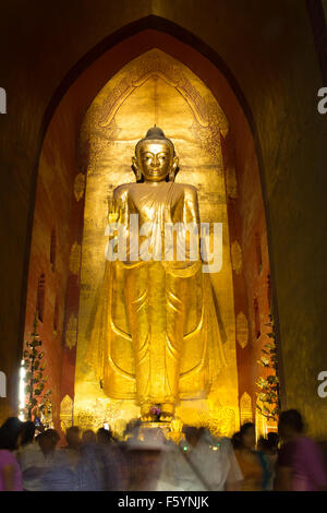 Buddha-Statue in Ananda Tempel in Bagan, Myanmar. Stockfoto