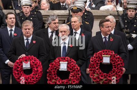 London, Großbritannien. 08 Nov, 2015. Angus Robertson, Westminster Führer des SNP, Jeremy Corbyn, Führer der Opposition und der britische Premierminister David Cameron am Ehrenmal, London auf das Gedenken Sonntag 2015 warten auf die Kränze Credit: Ian Davidson/Alamy Leben Nachrichten festlegen Stockfoto