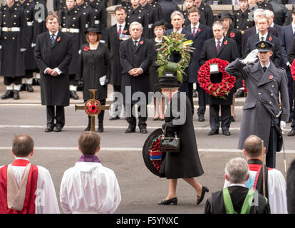 London, UK. 8. November 2015. HM The Queen bereitet sich auf einen Kranz am Ehrenmal in London am Remembrance Day lag Sonntag, 8. November 2015 Credit: Ian Davidson/Alamy Live News Stockfoto