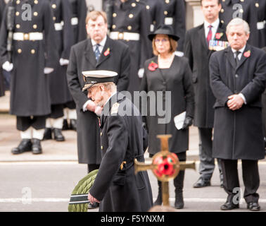 London, UK. 8. November 2015. Seine königliche Hoheit der Prinz Philip bereitet sich auf einen Kranz am Ehrenmal in London am Remembrance Day lag Sonntag, 8. November 2015 Credit: Ian Davidson/Alamy Live News Stockfoto