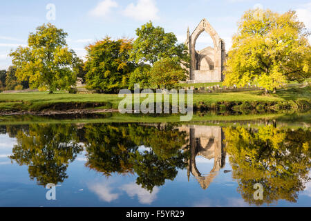Herbstliche Reflexionen an Bolton Abbey (2), Yorkshire Dales National Park, England, UK Stockfoto