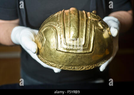 Über El Dorado: Kraft und Gold im alten Kolumbien Herbst zeigen an das britische Museum gesponsert von Bank Julius Baer. Zusätzliche Unterstützung durch American Airlines.  Gold [Legierung] wurde verwendet, um einige der visuell dramatischen und technisch anspruchsvolle Kunstwerke fanden überall in Amerika vor Kontakt mit Europäern Mode. Die Ausstellung wird bis zu 250 spektakulären Meisterwerke, entlehnt aus dem renommierten Goldmuseum in Bogota, Kolumbien, sowie Exponate aus der Sammlung des British Museums verfügen.   Die Ausstellung untersucht das Ritual, das hinter dem Mythos von El liegt Stockfoto