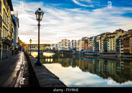 Ponte Vecchio ist eines der berühmtesten Brücke der Welt, besucht von Millionen von Touristen jedes Jahr, Florenz, Italien Stockfoto