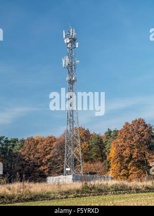 Fernmeldeturm über blauen Himmel Stockfoto