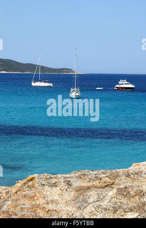 Zwei Yachten und ein Motorboot verankert Saleccia Strand, Korsika, Frankreich Stockfoto