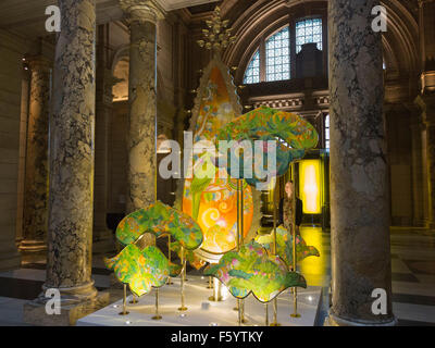 London, UK. 10. November 2015. Neu-Delhi ansässigen Design-Duo Sarthak und Sahil offenbaren ihre neue festliche Lichtinstallation, Kalpataru: The Wishing Tree, in der große Auftritt des V & A. Die Installation feiert die Konzepte und Bräuche der alten hinduistischen Festival von Diwali oder "Festival of Lights" zugeordnet. Die skulpturale Installation wird auf dem Display ab 10. November 2015 bis 6. Januar 2016 sein. Bildnachweis: Lebendige Bilder/Alamy Live-Nachrichten Stockfoto