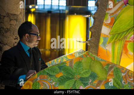 V & A, London, UK. 10. November 2015. Designer Sarthak und Sahil offenbaren ihre neue festliche Lichtinstallation, Kalpataru: The Wishing Tree, in der große Auftritt des V & A. Die Installation feiert die Konzepte und Bräuche der alten hinduistischen Festival von Diwali zugeordnet und ist Teil des V & A Indien Festivals. Bildnachweis: Artsimages/Alamy Live-Nachrichten Stockfoto