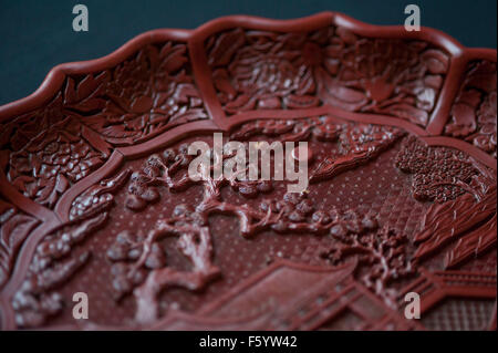 Die Objekte vorgestellt:-geschnitzt von rotem Lack auf Holzkern 1403-24 Features Szenen des kaiserlichen Haushalts 35 cm Durchmesser.  -ein paar gold Kissen endet wahrscheinlich für ein Mitglied der Ming königliche Familie - Longquan Schrein - Steinzeug Seladon Verglasung und Vergoldung Tongle Ära 1406 gemacht. an den Top oberste daoistischen Gott des Donners Fahrten Fabeltier namens eine Qilin mittleren Nische sind die drei reinen diejenigen Götter, der daoistischen Philosophie zu Kapseln. In der Mitte himmlischen Worthys. Im Zentrum befindet sich im umgekehrten Bild sichtbar ist der CW-Wert von Promordial Wesen. In der unteren Grotte sind der Jadekaiser Zentrum Witz Stockfoto