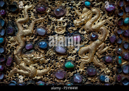 Die Objekte vorgestellt:-geschnitzt von rotem Lack auf Holzkern 1403-24 Features Szenen des kaiserlichen Haushalts 35 cm Durchmesser.  -ein paar gold Kissen endet wahrscheinlich für ein Mitglied der Ming königliche Familie - Longquan Schrein - Steinzeug Seladon Verglasung und Vergoldung Tongle Ära 1406 gemacht. an den Top oberste daoistischen Gott des Donners Fahrten Fabeltier namens eine Qilin mittleren Nische sind die drei reinen diejenigen Götter, der daoistischen Philosophie zu Kapseln. In der Mitte himmlischen Worthys. Im Zentrum befindet sich im umgekehrten Bild sichtbar ist der CW-Wert von Promordial Wesen. In der unteren Grotte sind der Jadekaiser Zentrum Witz Stockfoto