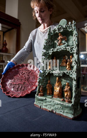 Die Objekte vorgestellt:-geschnitzt von rotem Lack auf Holzkern 1403-24 Features Szenen des kaiserlichen Haushalts 35 cm Durchmesser.  -ein paar gold Kissen endet wahrscheinlich für ein Mitglied der Ming königliche Familie - Longquan Schrein - Steinzeug Seladon Verglasung und Vergoldung Tongle Ära 1406 gemacht. an den Top oberste daoistischen Gott des Donners Fahrten Fabeltier namens eine Qilin mittleren Nische sind die drei reinen diejenigen Götter, der daoistischen Philosophie zu Kapseln. In der Mitte himmlischen Worthys. Im Zentrum befindet sich im umgekehrten Bild sichtbar ist der CW-Wert von Promordial Wesen. In der unteren Grotte sind der Jadekaiser Zentrum Witz Stockfoto