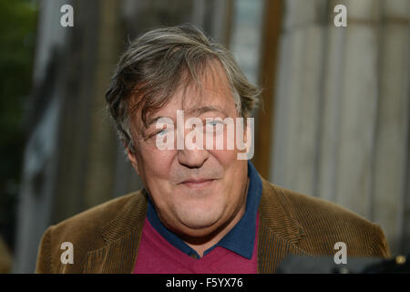 Stephen Fry und Tim Arnold aus speichern Soho kommen zu The Bloomsbury Baptist Church, London, für ein Beratungsgespräch mit CrossRail 2-Management über die mögliche Zerstörung von Sohos Curzon Kino mit: Stephen Fry wo: London, Vereinigtes Königreich Stockfoto