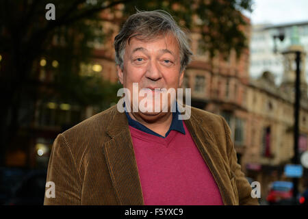 Stephen Fry von speichern Soho kommen zu The Bloomsbury Baptist Church, London, für ein Beratungsgespräch mit CrossRail 2-Management über die mögliche Zerstörung von Sohos Curzon Kino mit: Stephen Fry wo: London, Vereinigtes Königreich bei: 22 Sep 2 Stockfoto