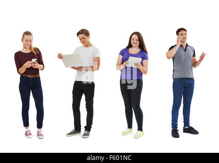 Studioaufnahme von Teenagern mit Kommunikationstechnik Stockfoto