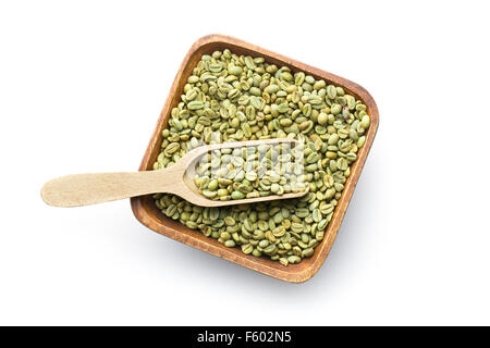 grüne Kaffeebohnen in Holzschale auf weißem Hintergrund Stockfoto