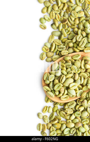 grüne Kaffeebohnen in Kochlöffel auf weißem Hintergrund Stockfoto