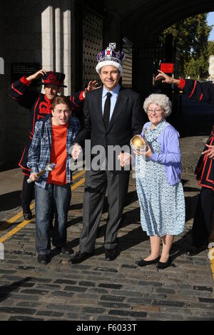 David Walliams versucht, die Kronjuwelen aus dem Tower of London mit Hilfe von Gangsta mit Oma zu stehlen: Ashley Cousins, David Walliams, Gilly Tompkins wo: London, Vereinigtes Königreich bei: 23 Sep 2015 Stockfoto