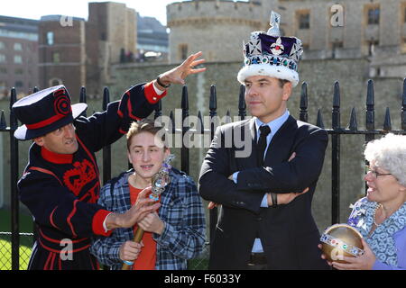 David Walliams versucht, die Kronjuwelen aus dem Tower of London mit Hilfe von Gangsta mit Oma zu stehlen: Ashley Cousins, David Walliams, Gilly Tompkins wo: London, Vereinigtes Königreich bei: 23 Sep 2015 Stockfoto