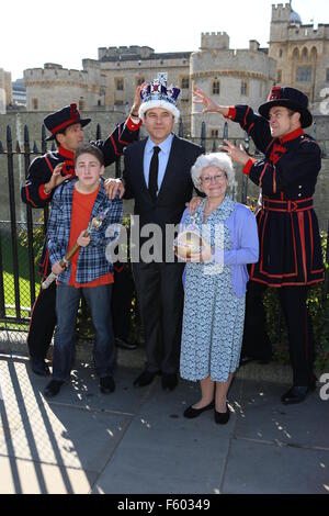 David Walliams versucht, die Kronjuwelen aus dem Tower of London mit Hilfe von Gangsta mit Oma zu stehlen: Ashley Cousins, David Walliams, Gilly Tompkins wo: London, Vereinigtes Königreich bei: 23 Sep 2015 Stockfoto