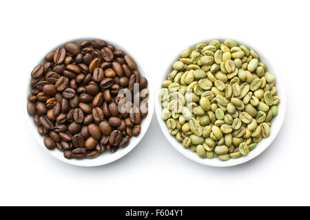 gerösteten und ungerösteten Kaffeebohnen in Schalen Stockfoto