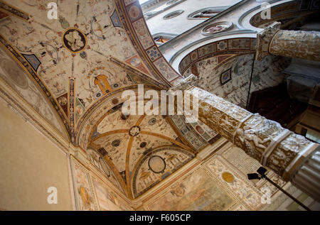 Le Palazzo Vecchio À Florenz, Piazza della Signoria Hof wurde im Jahre 1453 hinzugefügt und von Michelozzo entworfen wurde. Stockfoto