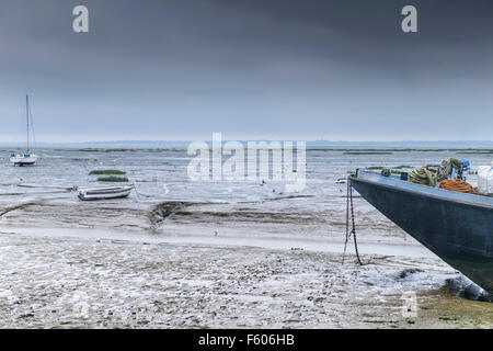 Boote vertäut im Wattenmeer bei Leigh on Sea in Essex. Stockfoto