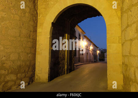 Chinchilla Stadttor in der Abenddämmerung. Belmonte. Cuenca Provinz, Kastilien-La Mancha. Spanien Stockfoto