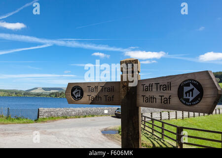 Zeichen post für die Taff Trail neben den Damm am Llwyn-am Stausee, in der Nähe von Merthyr Tydfil, Glalmorgan, Wales, UK Stockfoto