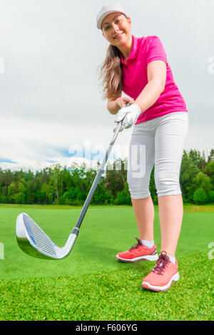 Vertikale Schuss Mädchen Golfer vor dem Aufprall Stockfoto