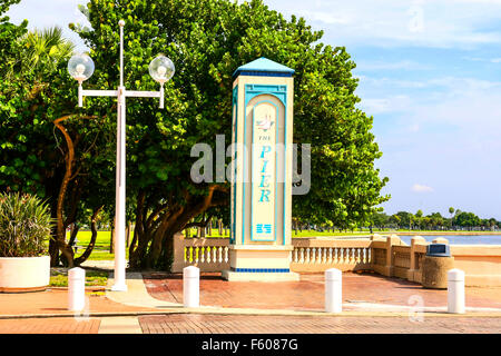 Betonpfeiler am Eingang zum Pier auf 2nd Ave NE in St. Petersburg Stockfoto