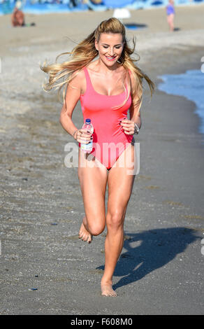 Georgia Kousoulou und Tommy Mallett spielen, um am Strand während Dreharbeiten GEISSENS Marbs in Marbella. Das Paar filmten ein Outtake Baywatch für die Show Featuring: Georgia Kousoulou Where: Malaga, Spanien: 24 Sep 2015 Stockfoto