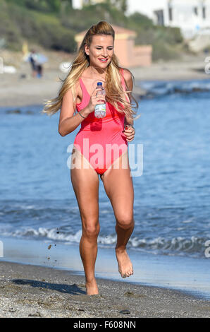 Georgia Kousoulou und Tommy Mallett spielen, um am Strand während Dreharbeiten GEISSENS Marbs in Marbella. Das Paar filmten ein Outtake Baywatch für die Show Featuring: Georgia Kousoulou Where: Malaga, Spanien: 24 Sep 2015 Stockfoto