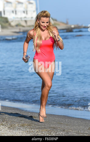 Georgia Kousoulou und Tommy Mallett spielen, um am Strand während Dreharbeiten GEISSENS Marbs in Marbella. Das Paar filmten ein Outtake Baywatch für die Show Featuring: Georgia Kousoulou Where: Malaga, Spanien: 24 Sep 2015 Stockfoto