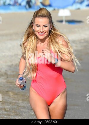 Georgia Kousoulou und Tommy Mallett spielen, um am Strand während Dreharbeiten GEISSENS Marbs in Marbella. Das Paar filmten ein Outtake Baywatch für die Show Featuring: Georgia Kousoulou Where: Malaga, Spanien: 24 Sep 2015 Stockfoto