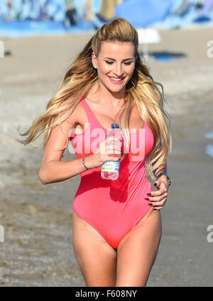 Georgia Kousoulou und Tommy Mallett spielen, um am Strand während Dreharbeiten GEISSENS Marbs in Marbella. Das Paar filmten ein Outtake Baywatch für die Show Featuring: Georgia Kousoulou Where: Malaga, Spanien: 24 Sep 2015 Stockfoto