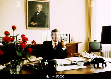 Bundeskanzler Helmut Schmidt sitzt an seinem Schreibtisch in seinem Büro in Bonn und raucht eine Pfeife. Bild vom 31. Mai 1974. Stockfoto