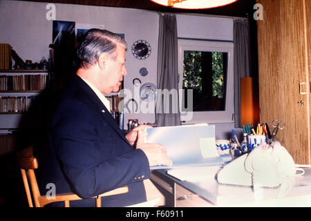 Bundeskanzler Helmut Schmidt sitzt an seinem Schreibtisch in seinem Büro in seinem Ferienhaus am Brahmsee See. Undatiertes Bild von 1982. Stockfoto